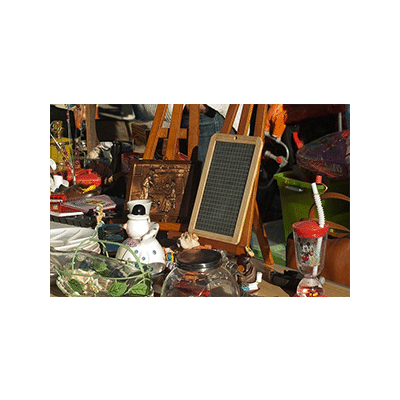 stand d'un exposant lors d'un vide grenier