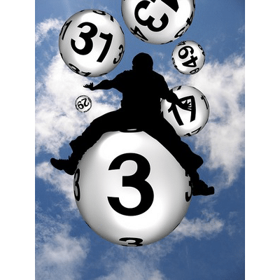 Hommes sur des boules de loto